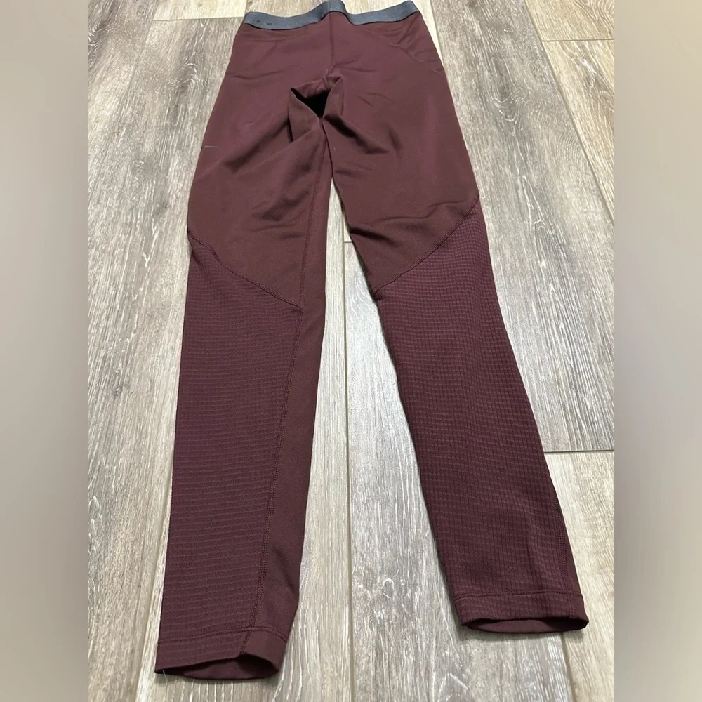 🛍️ NIKE Pro Dri - Fit maroon color with black logo new condition.